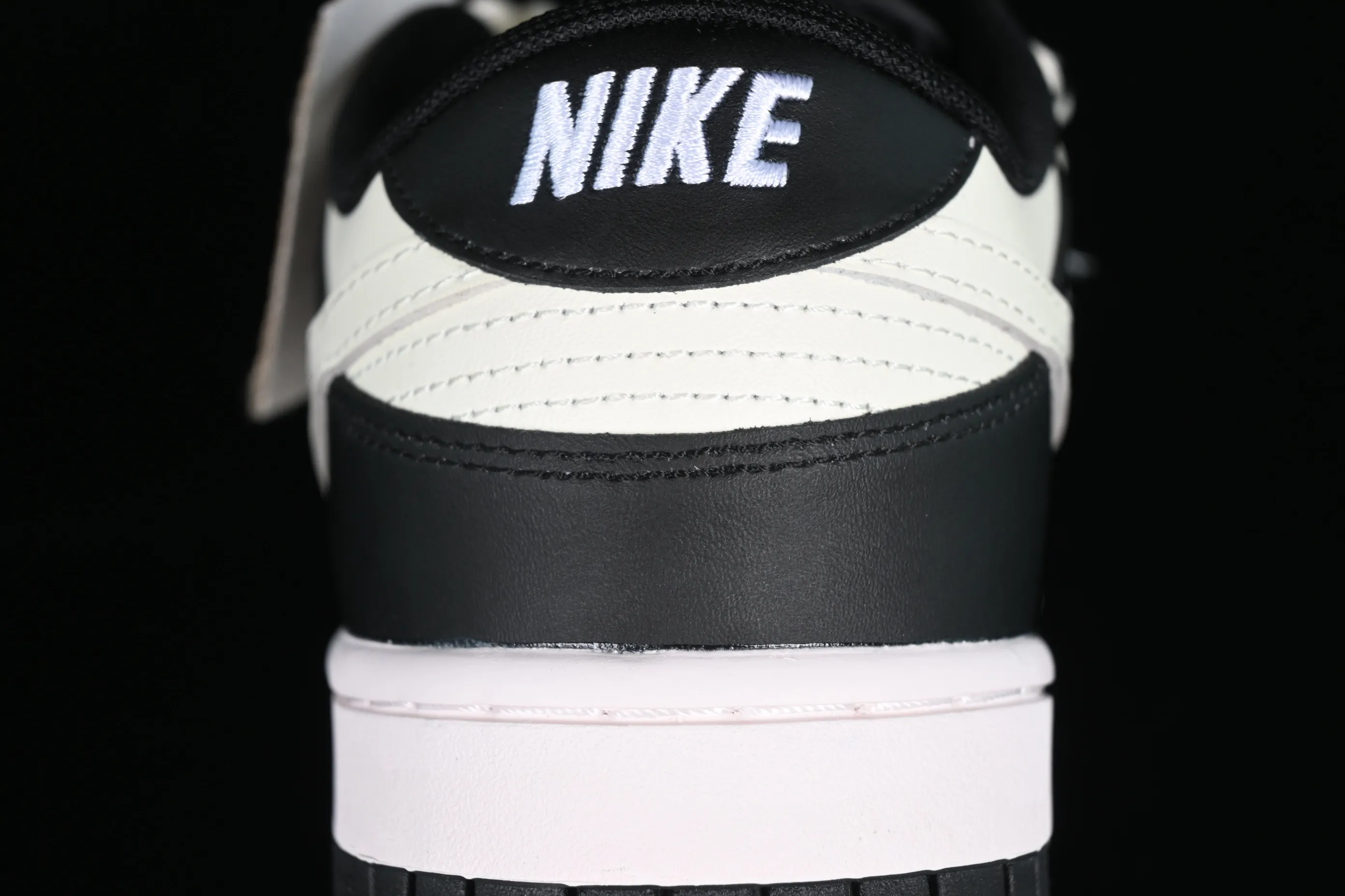 All Categories Nk SB Dunk Series Nk SB Dunk Low Low-top sneakers Nk Dunk Low Fire Heart Scottish distressed oxidation Deconstructed straps SB retro low-top casual sneakers DD1391-100